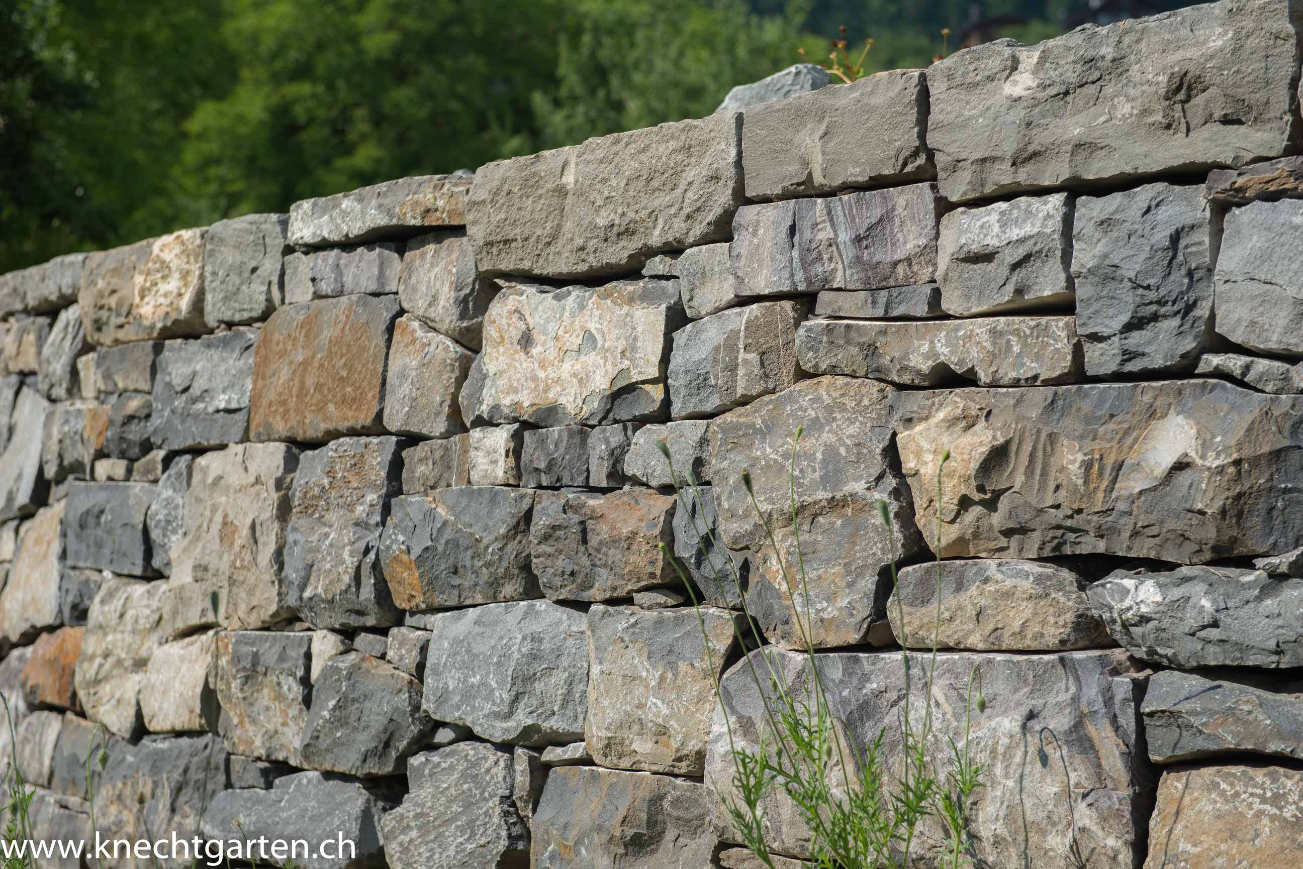 naturstein-trockenmauer.jpg