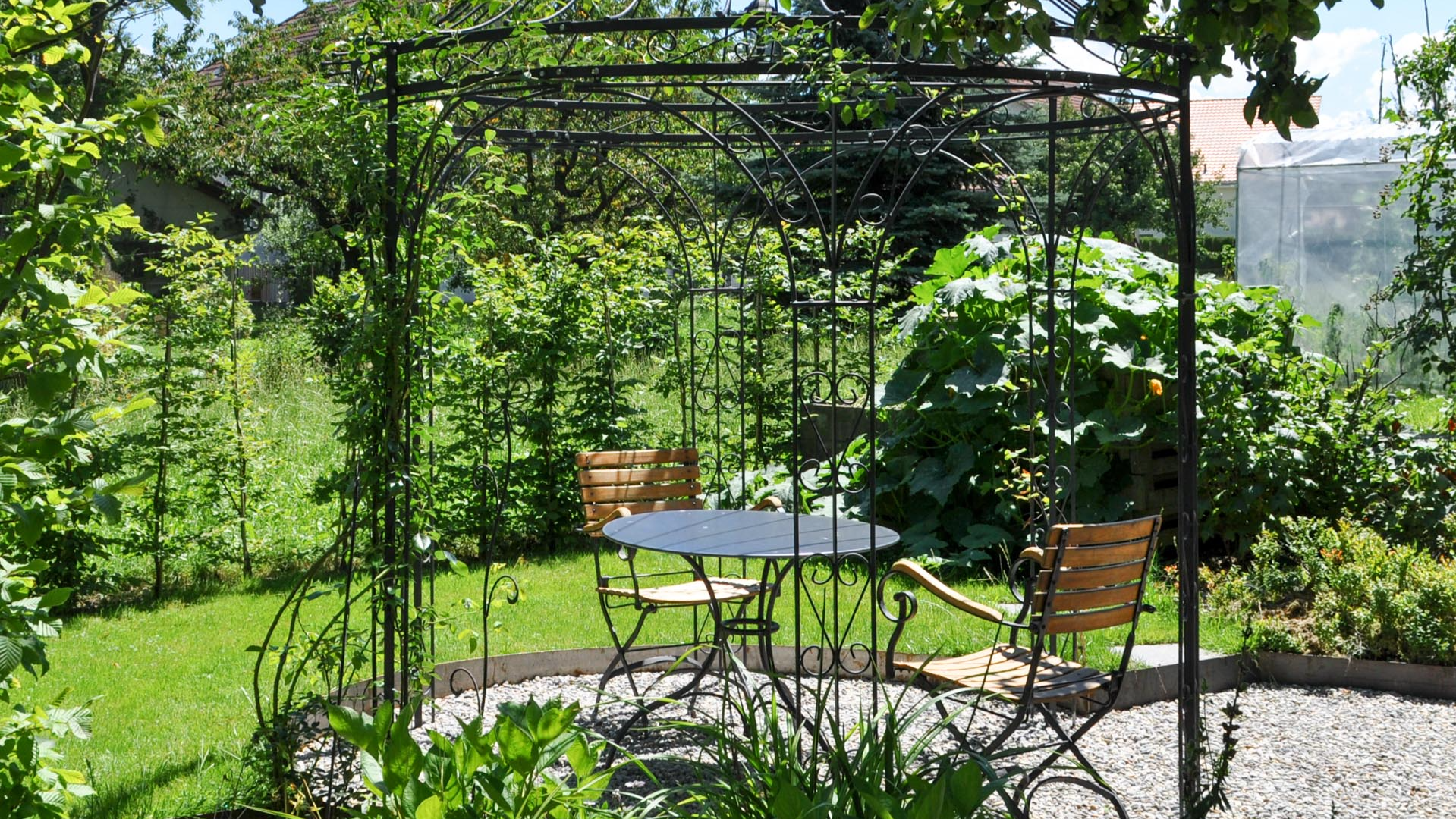 Pavillon in kleinem Garten