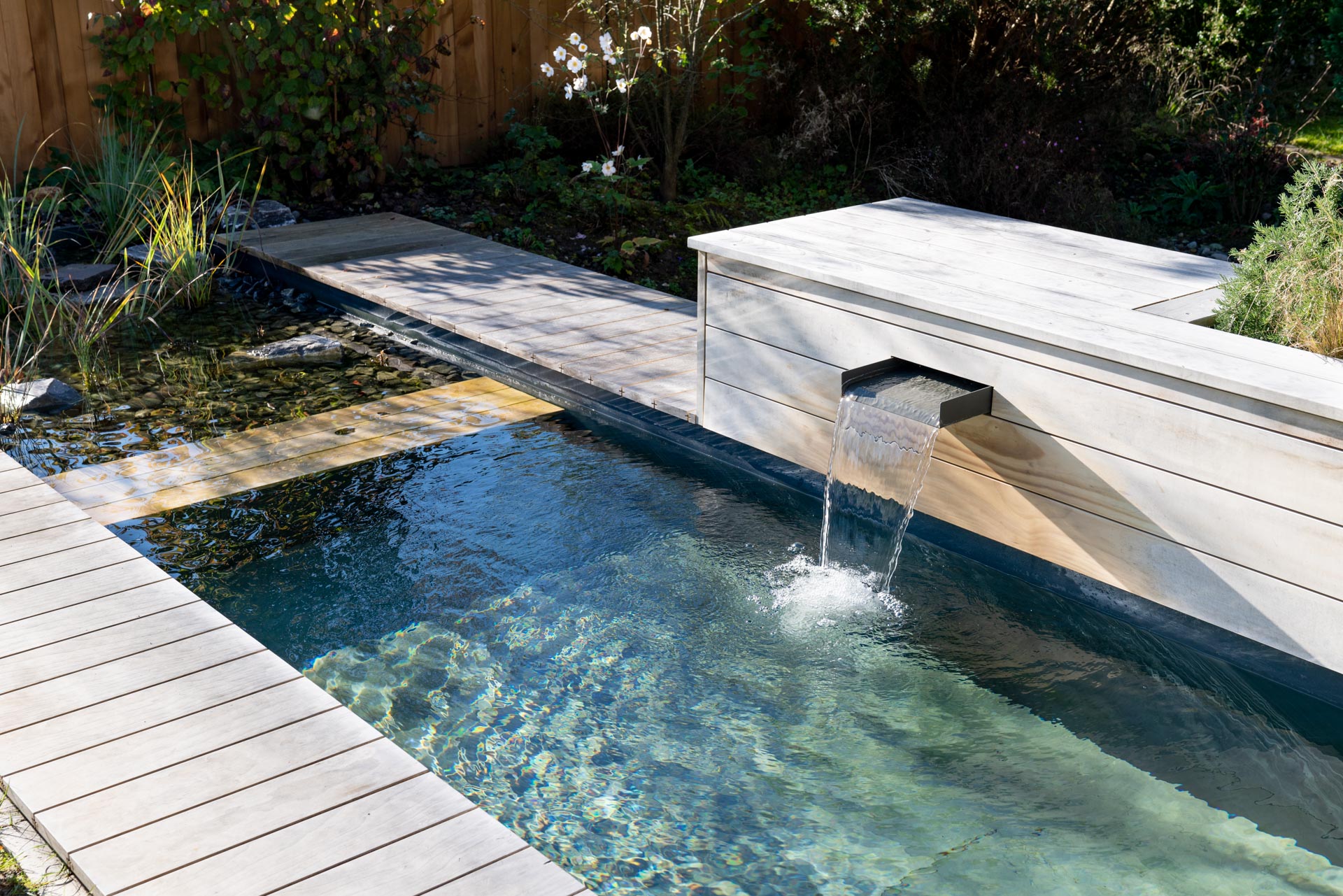 Badebrunnen: Ein Brunnen im Garten, der zur Erfrischung an heissen Tagen dient.
