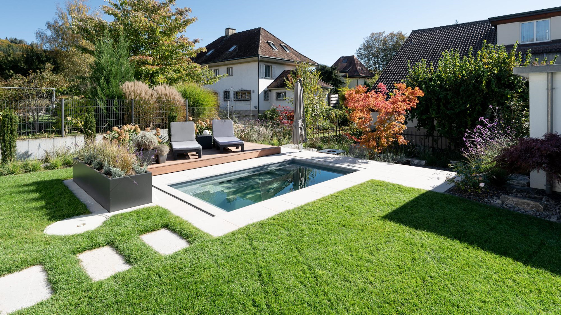 Minipool: Ein kleiner Pool im Garten, ideal für eine schnelle Abkühlung im Sommer.