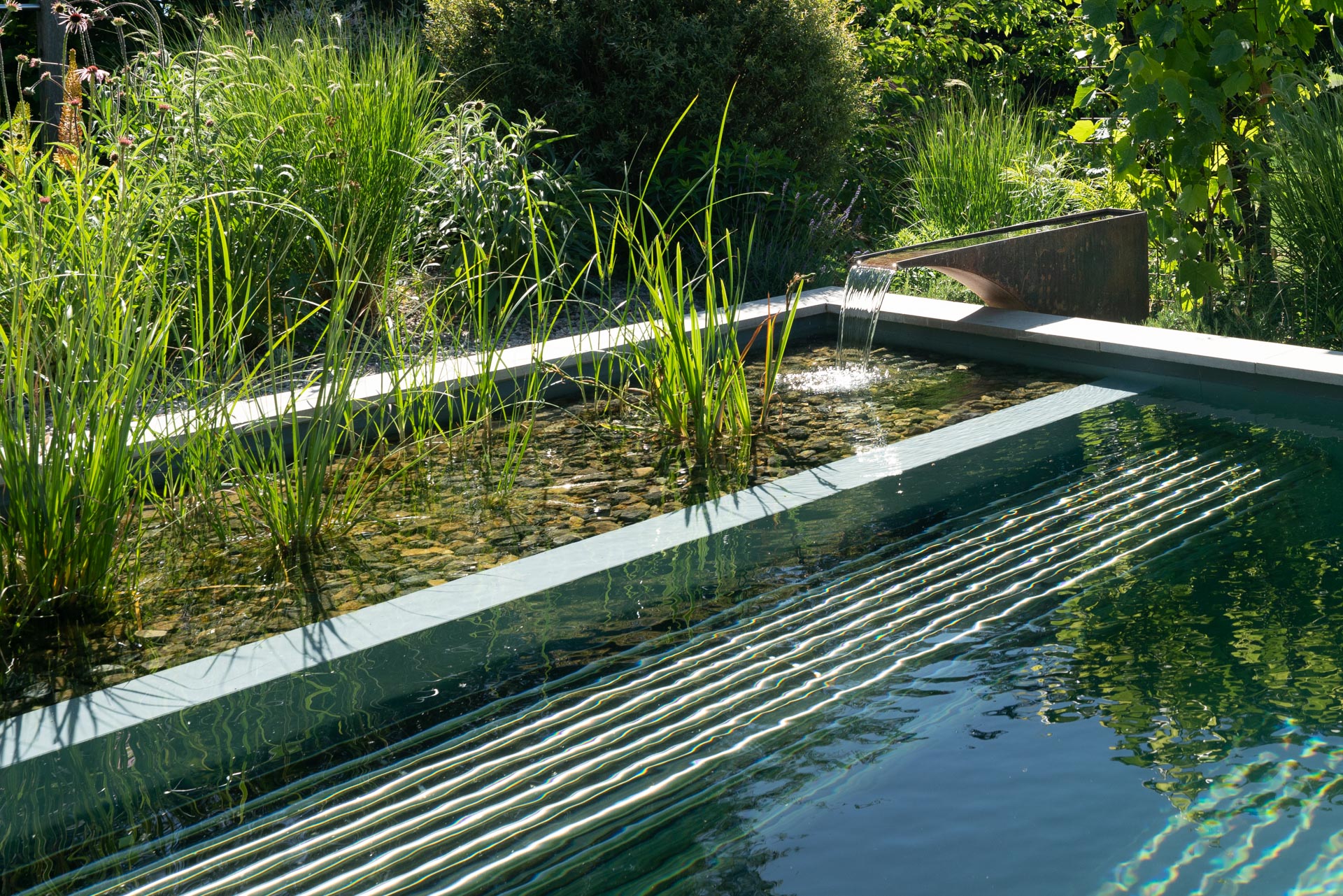 Naturpool: Ein natürlicher Pool im Garten, der ohne Chemikalien auskommt.