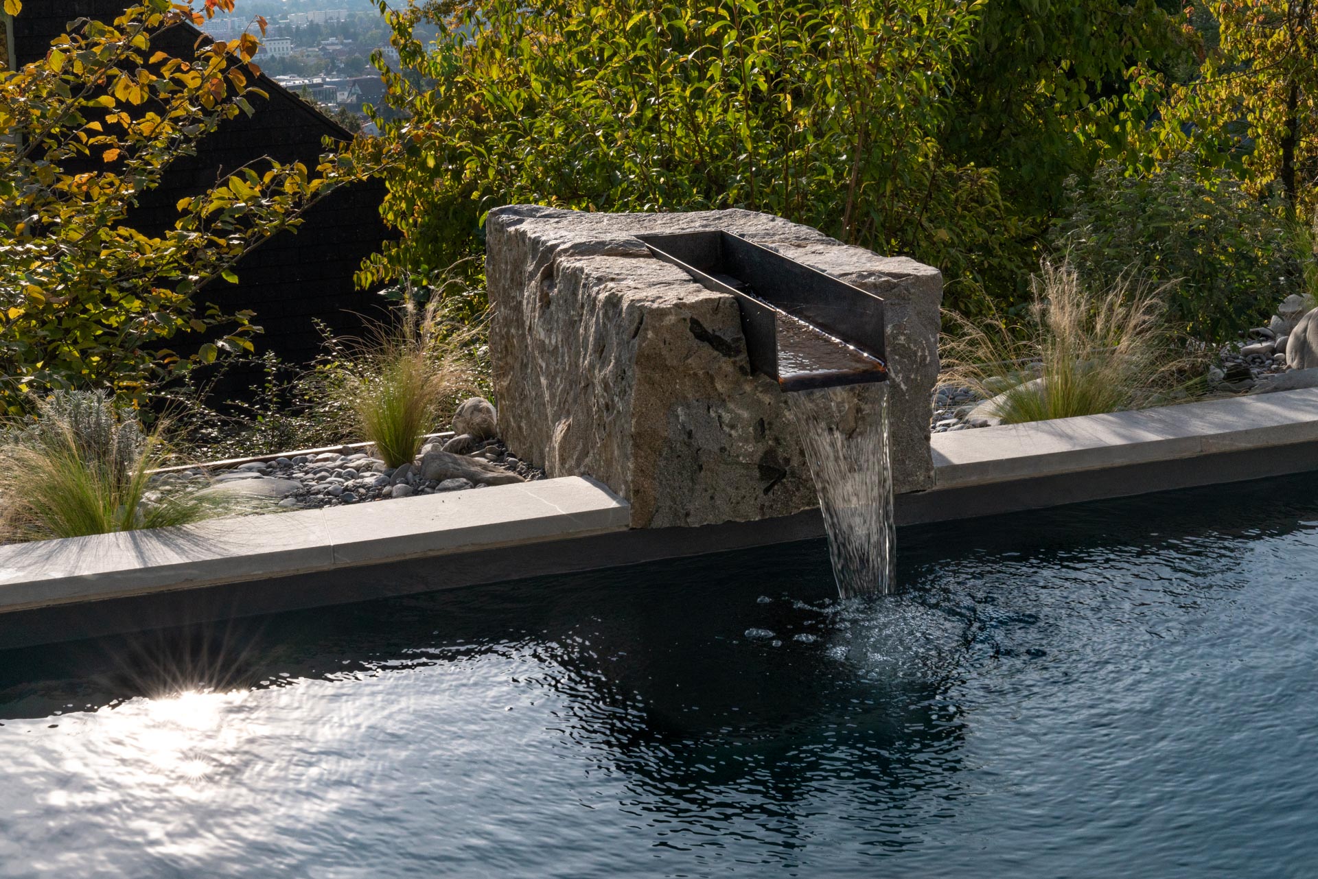 Wasser im Garten: Natürlicher Swimmingpool, der dem Garten eine beruhigende Atmosphäre verleiht.
